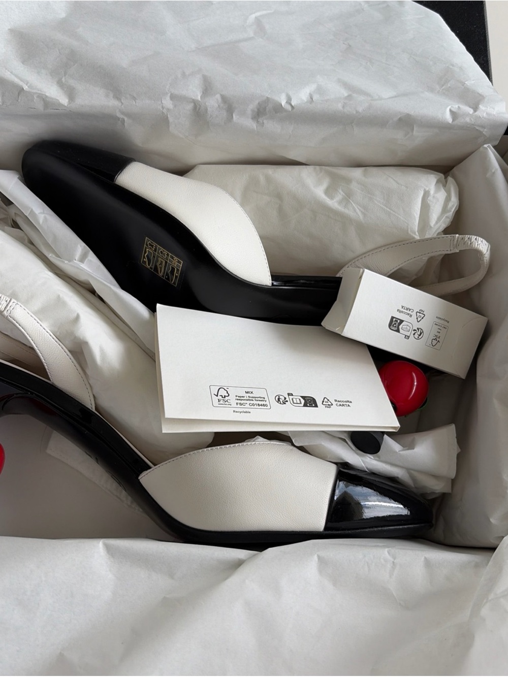 26A Chanel Lambskin & Patent Calfskin White & Black Apple Slingback 38.5 New - Picture 3 of 16
